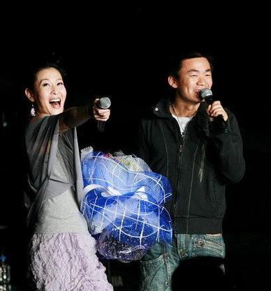二人合唱，情意绵绵：斗牛之歌的演绎与魅力