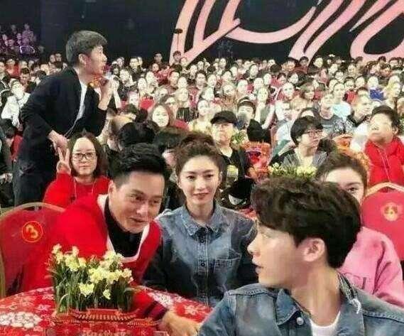 李易峰与九天狐的游戏之夜：明星跨界直播的影响力与玩法解析